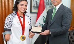 زيدان يكرم اللاعبة نجلة عماد تثمينا لفوزها ورفع اسم العراق